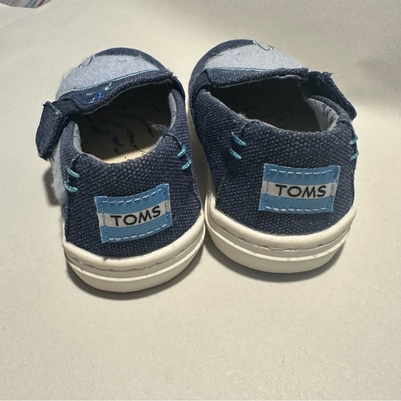 Tom’s toddler blue whale design slip on sneakers - Picture 2 of 6